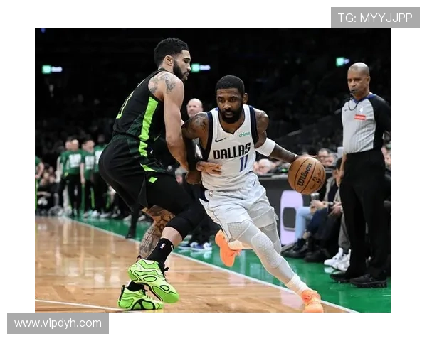 塔图姆强势突破内线无畏防守轻松上篮得分展现超强实力